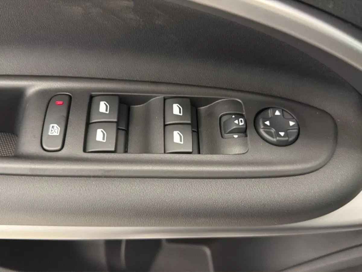 Jeep Avenger nuova a Palermo (8)