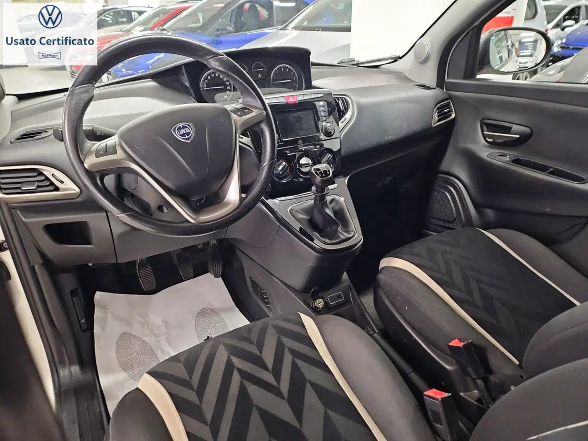 Lancia Ypsilon usata a Genova (11)