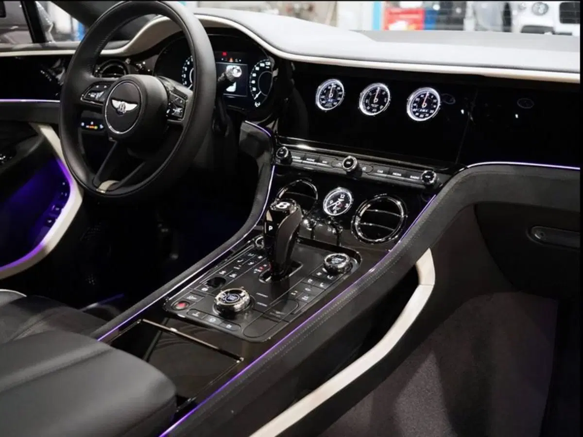 Bentley Continental GT nuova a Milano (12)