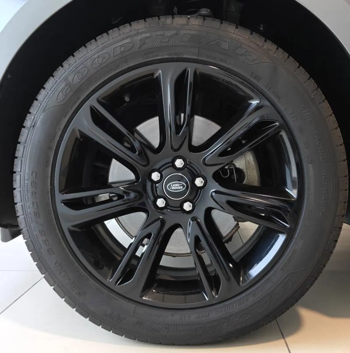 Land Rover Range Rover Velar usata a Venezia (9)