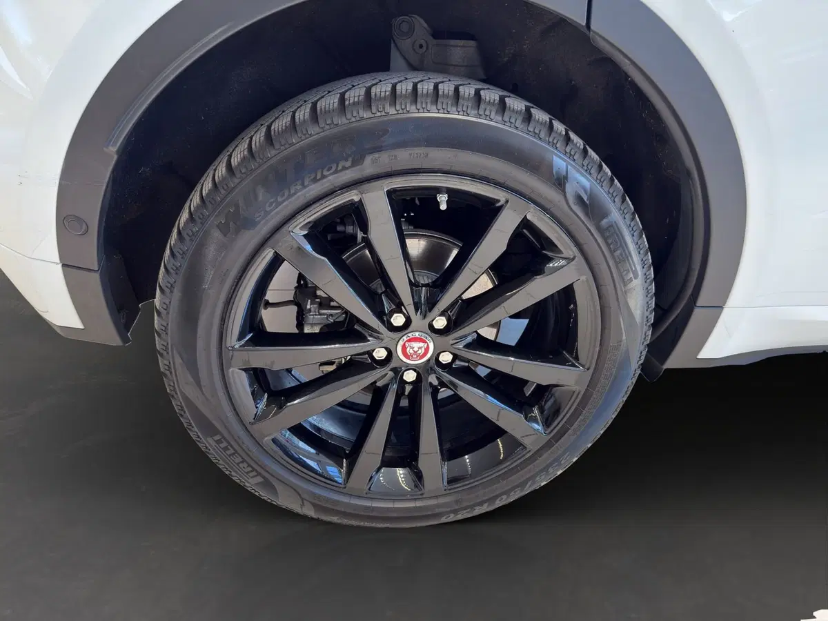 Jaguar E-Pace usata a Latina (9)