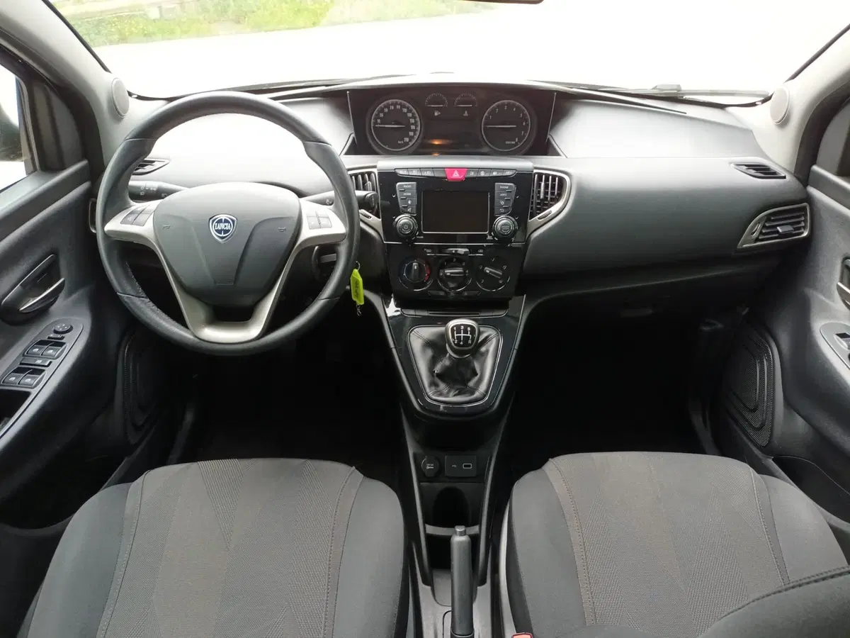 Lancia Ypsilon usata a Bari (12)