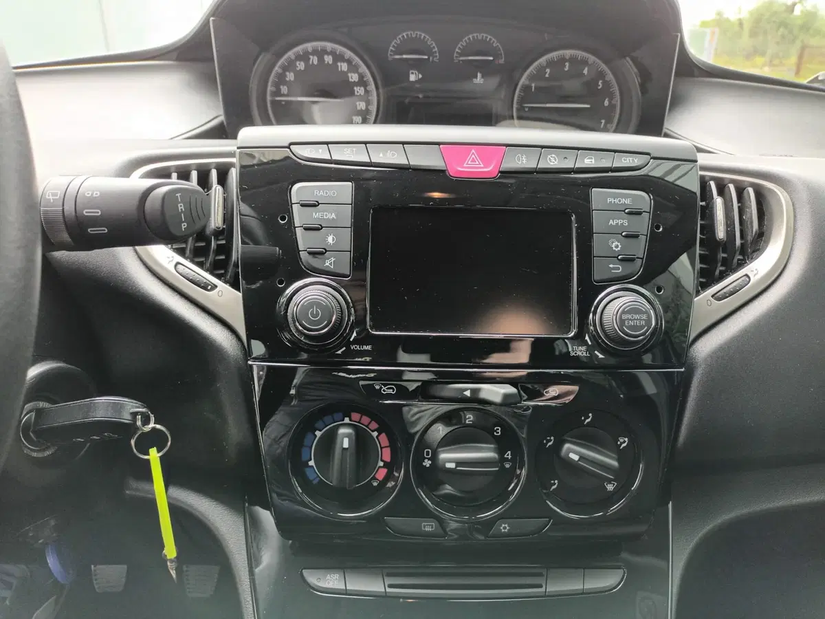 Lancia Ypsilon usata a Bari (14)
