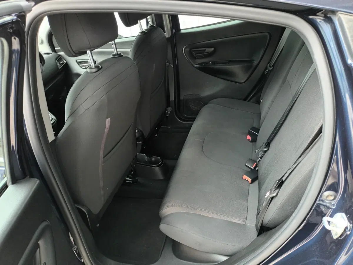 Lancia Ypsilon usata a Bari (20)