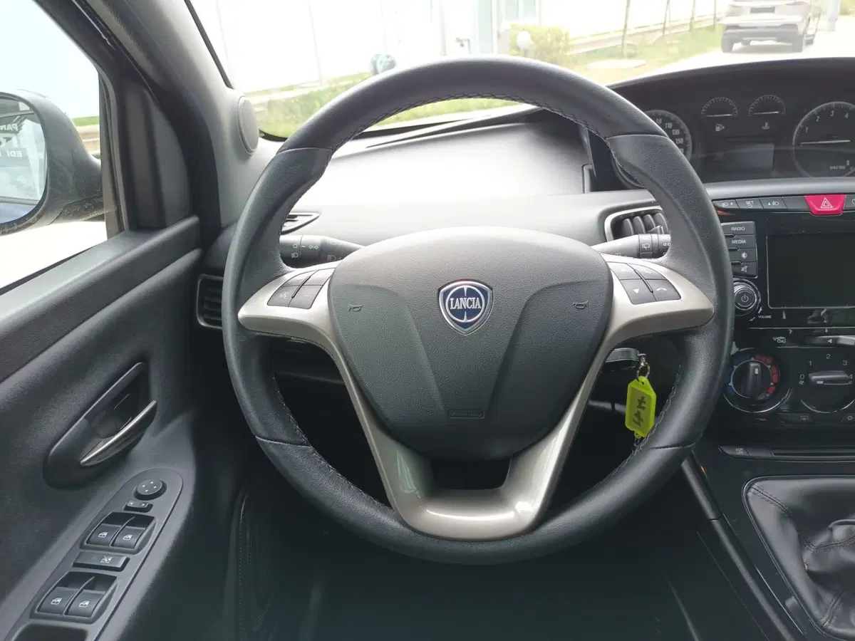 Lancia Ypsilon usata a Bari (3)