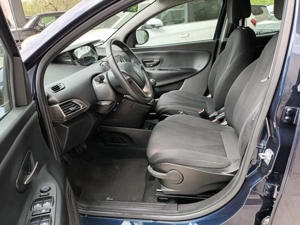 Lancia Ypsilon usata a Bari (9)