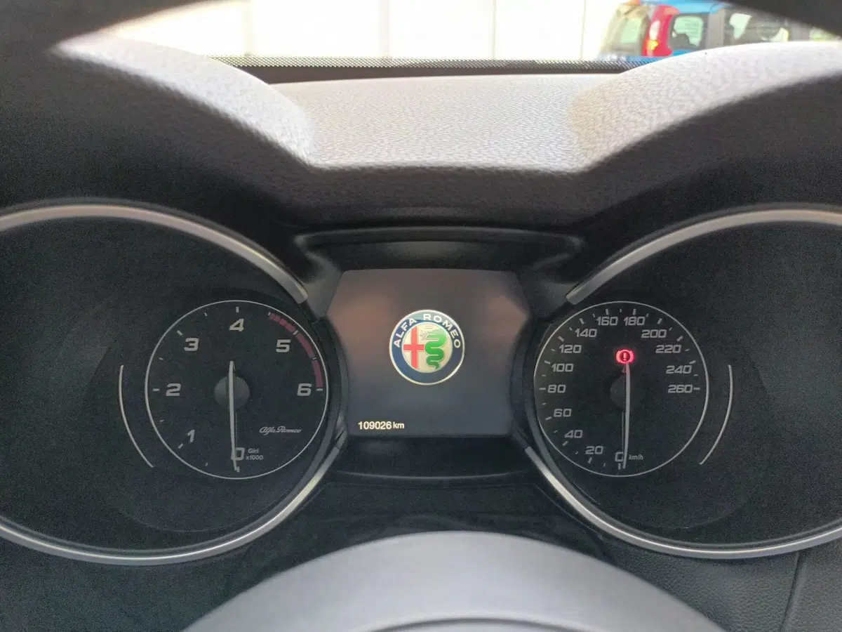 Alfa Romeo Stelvio usata a Bari (13)