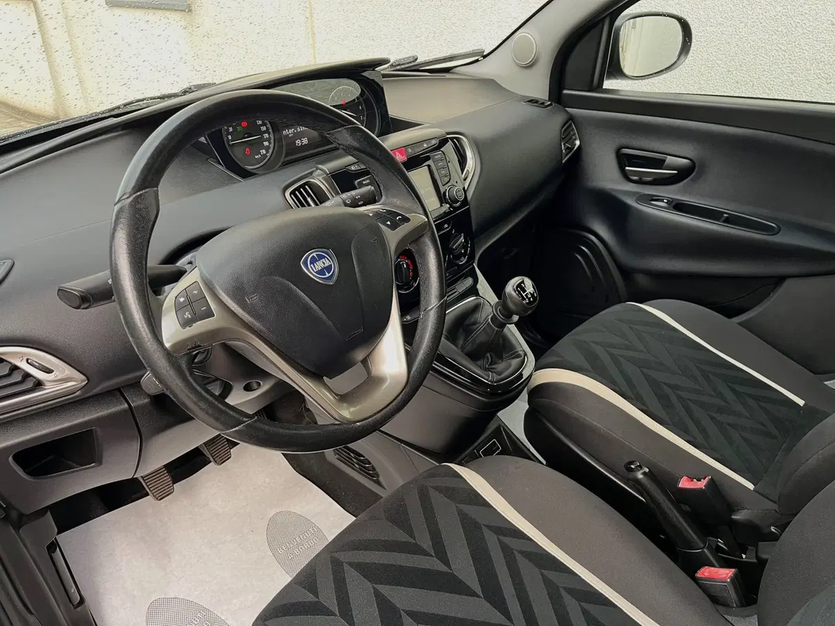 Lancia Ypsilon usata a Ferrara (10)