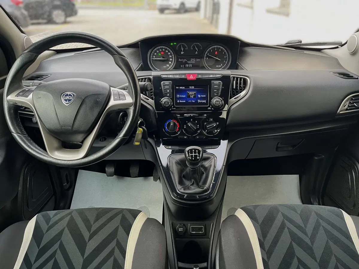 Lancia Ypsilon usata a Ferrara (9)