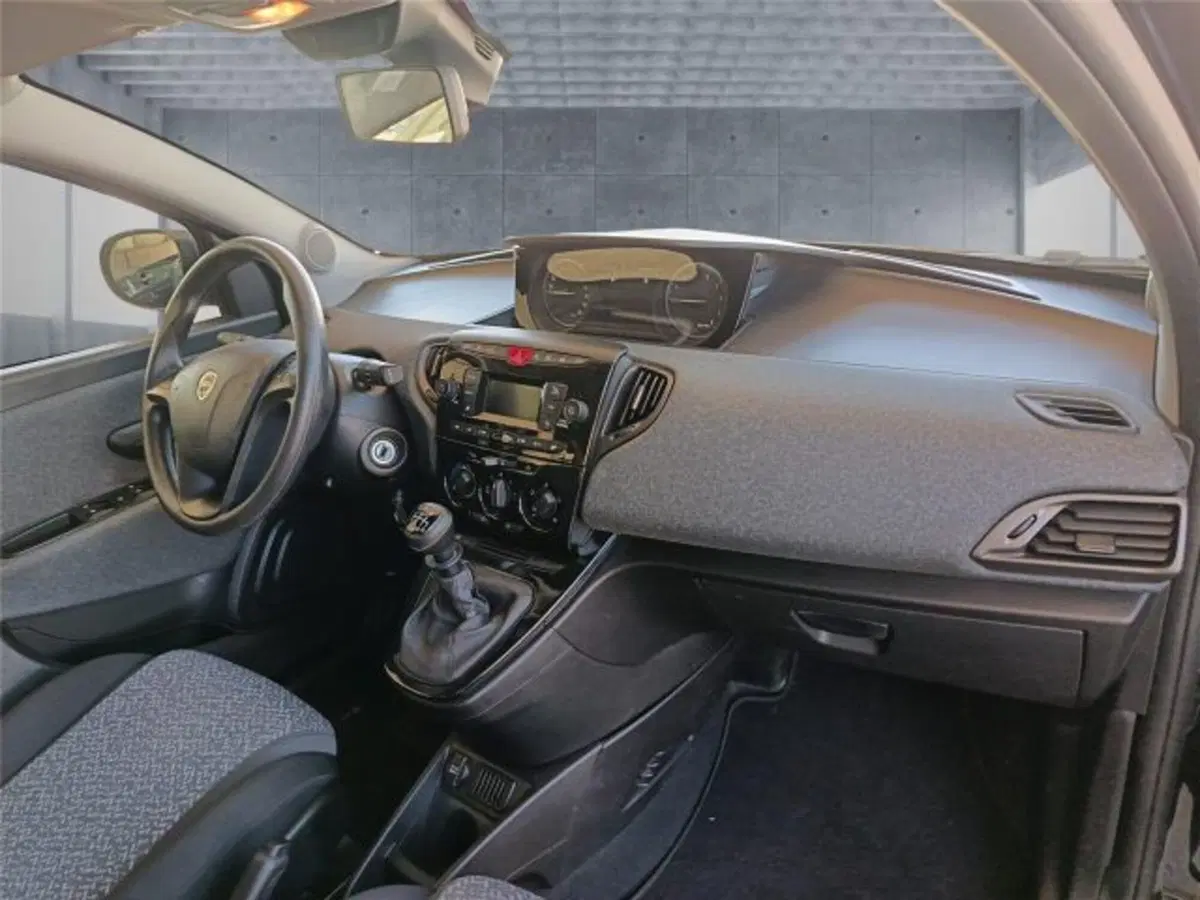 Lancia Ypsilon usata a Bari (10)