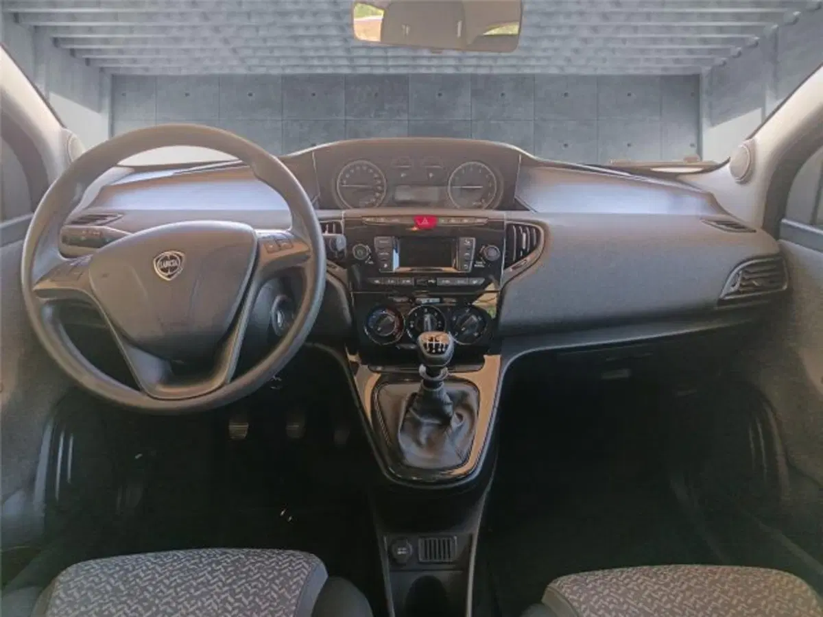 Lancia Ypsilon usata a Bari (11)