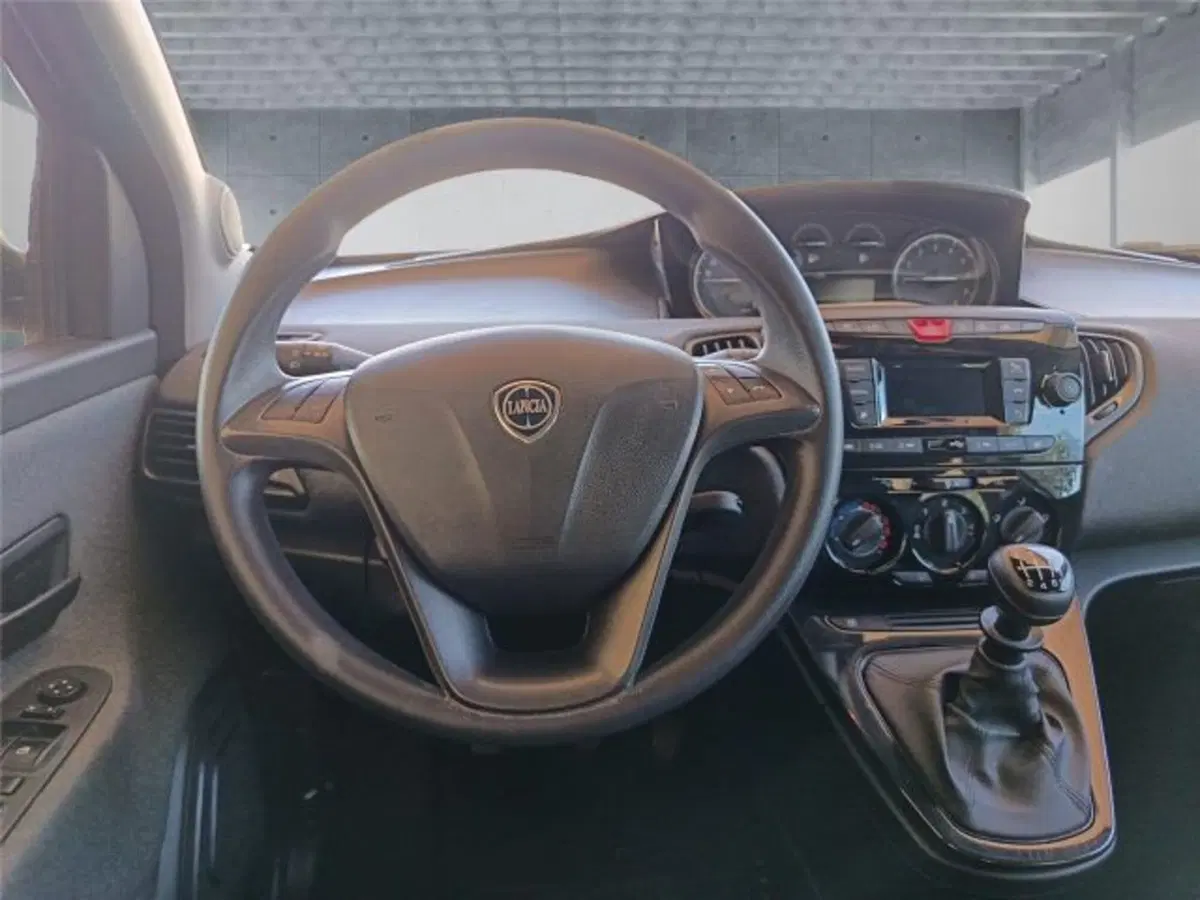 Lancia Ypsilon usata a Bari (12)