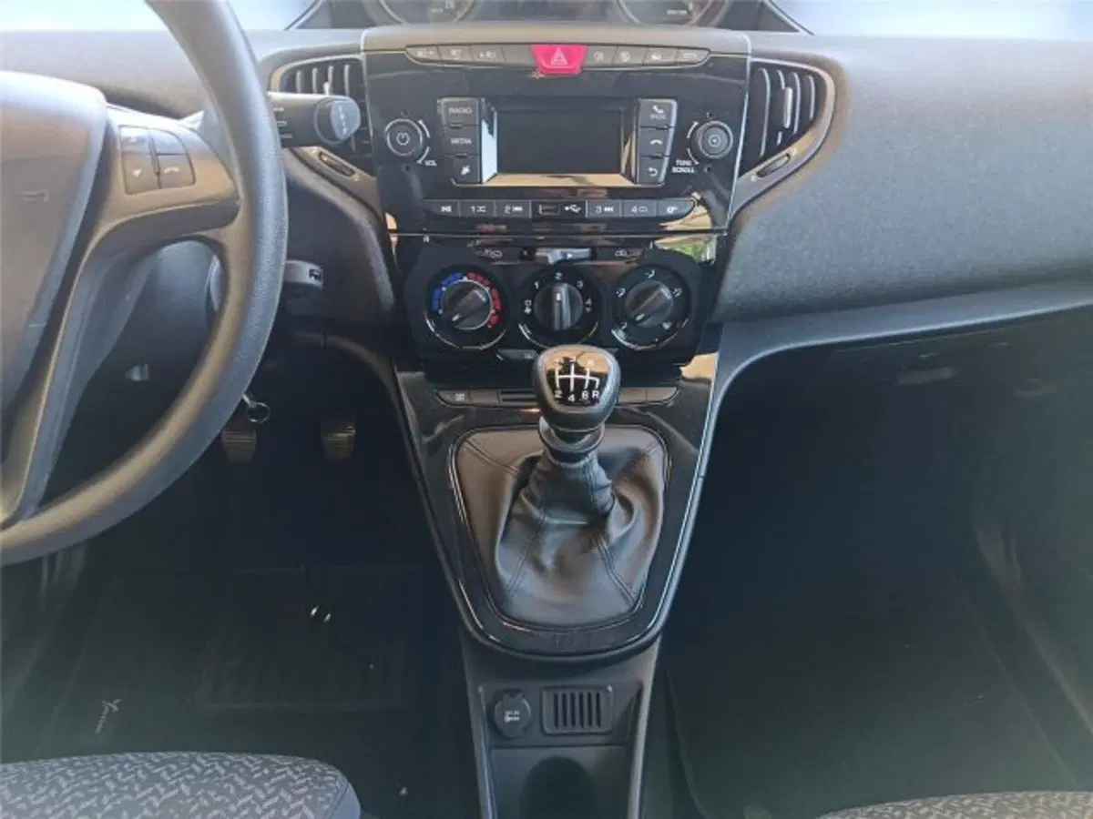 Lancia Ypsilon usata a Bari (13)