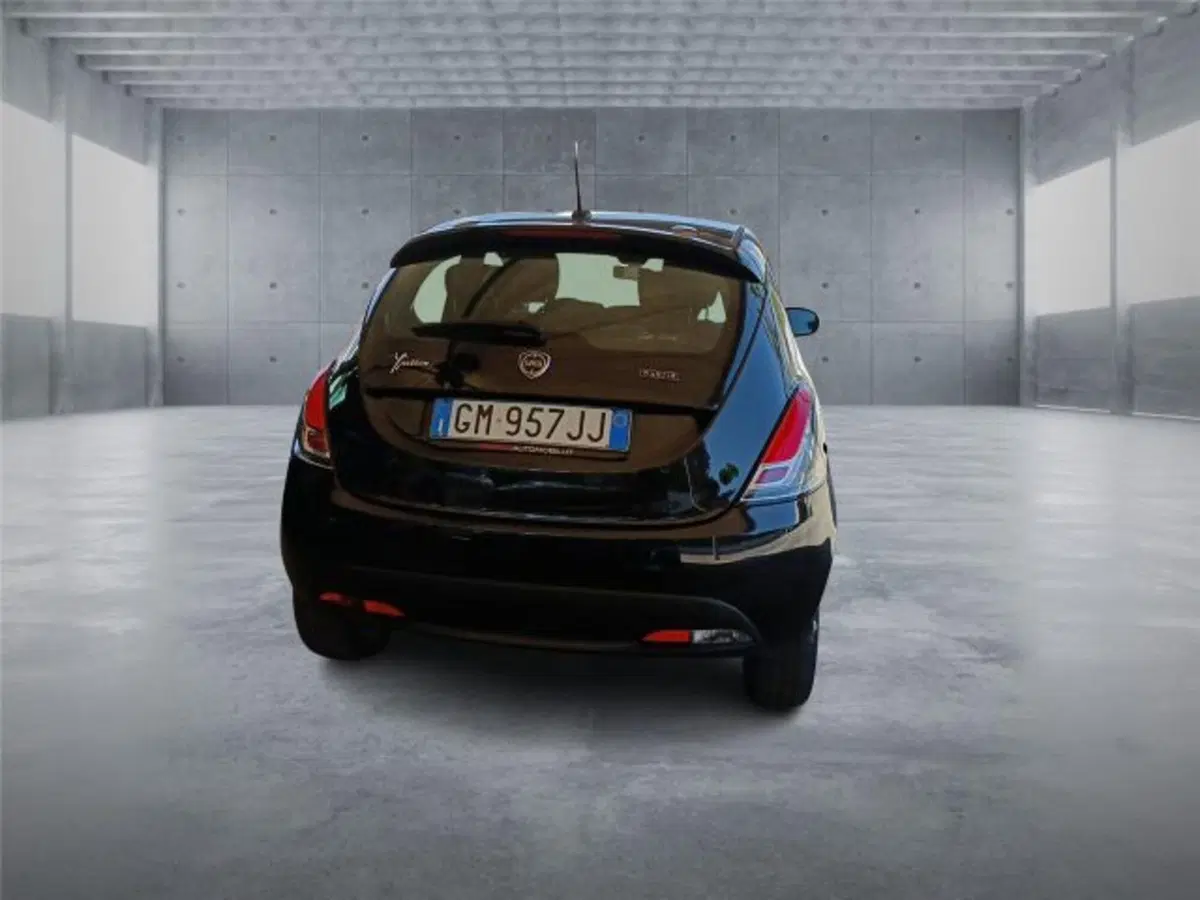 Lancia Ypsilon usata a Bari (5)