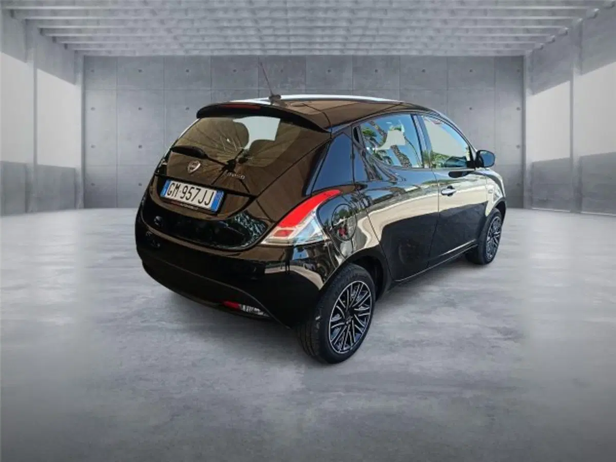 Lancia Ypsilon usata a Bari (6)