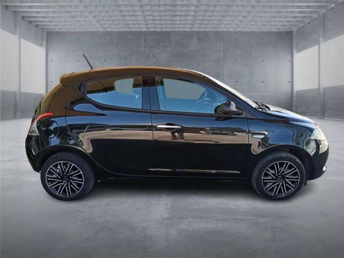 Lancia Ypsilon usata a Bari (7)