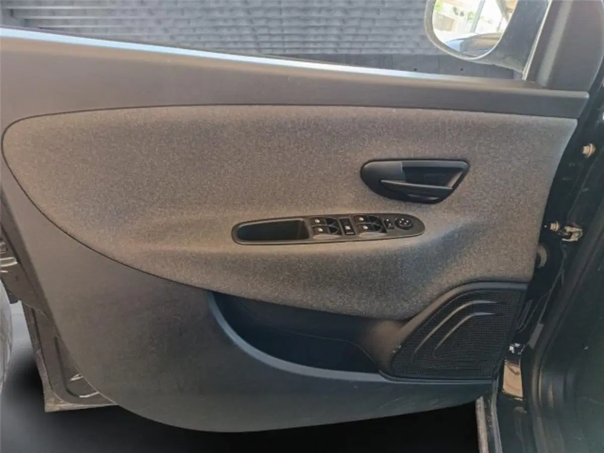 Lancia Ypsilon usata a Bari (8)