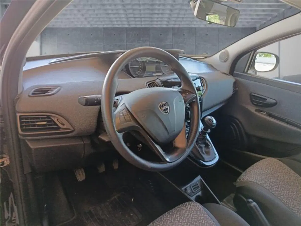 Lancia Ypsilon usata a Bari (9)