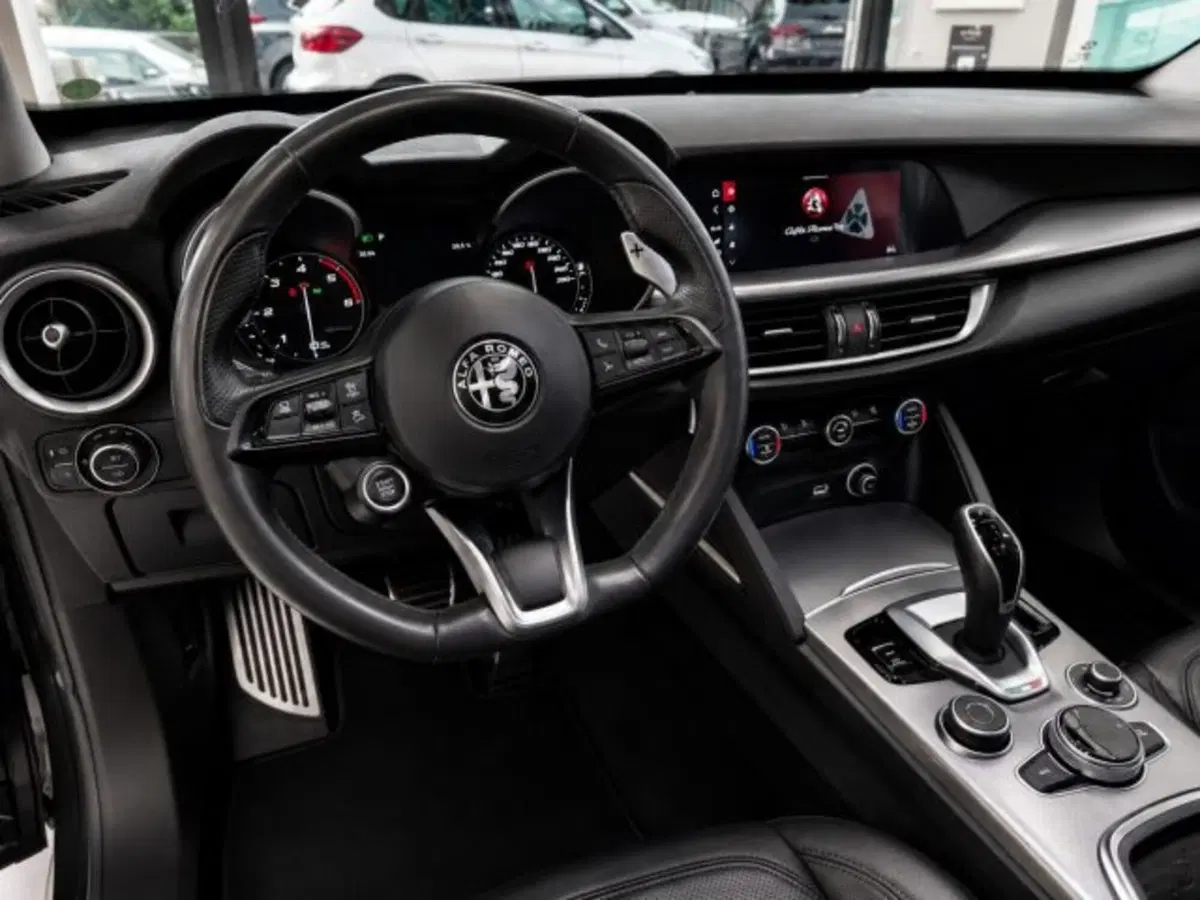 Alfa Romeo Stelvio usata a Firenze (11)