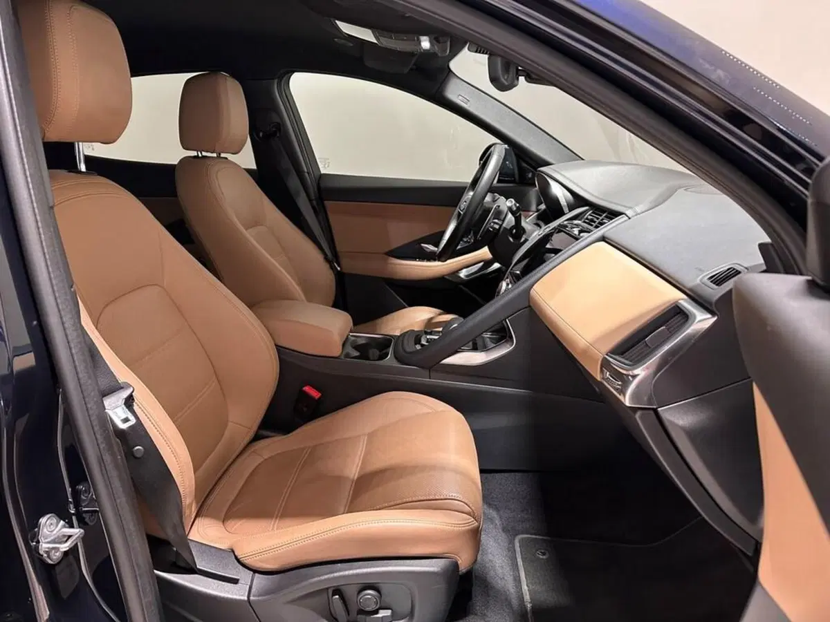 Jaguar E-Pace usata a Varese (3)