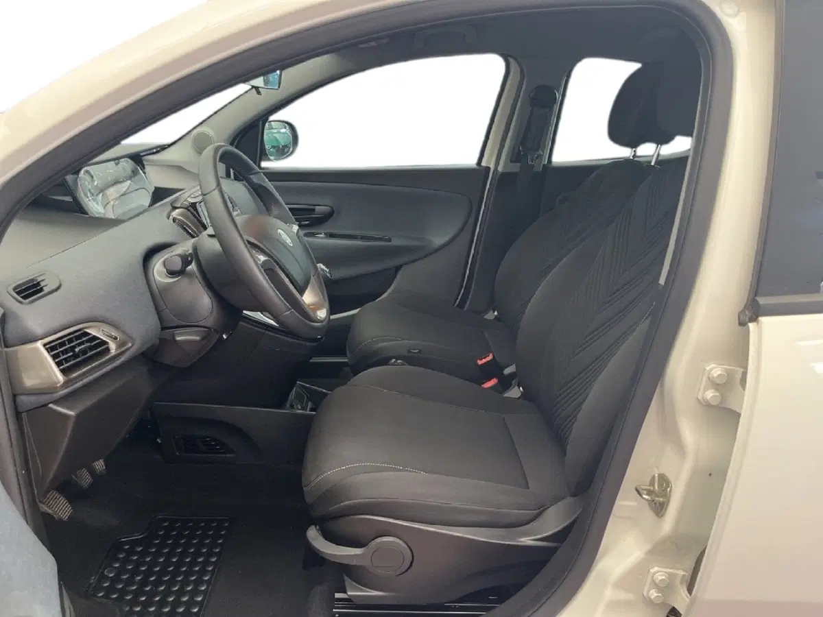 Lancia Ypsilon usata a Torino (10)
