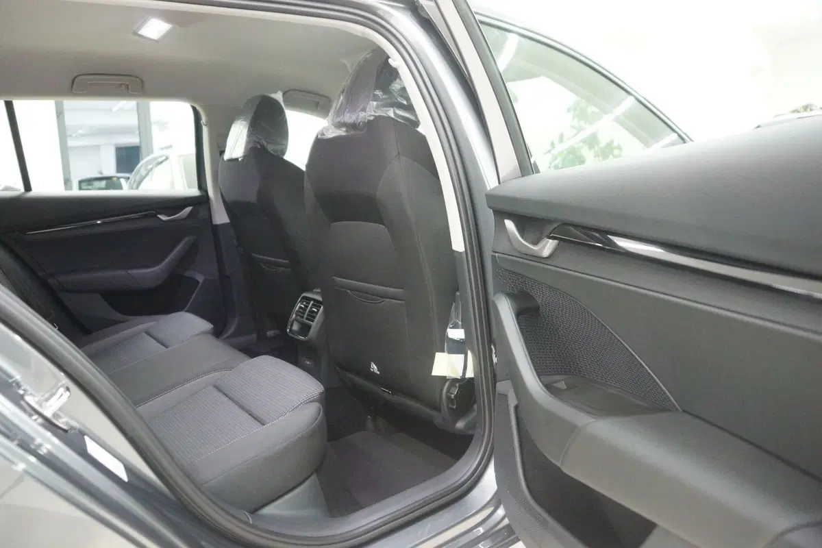 Skoda Octavia Station Wagon nuova a Torino (11)