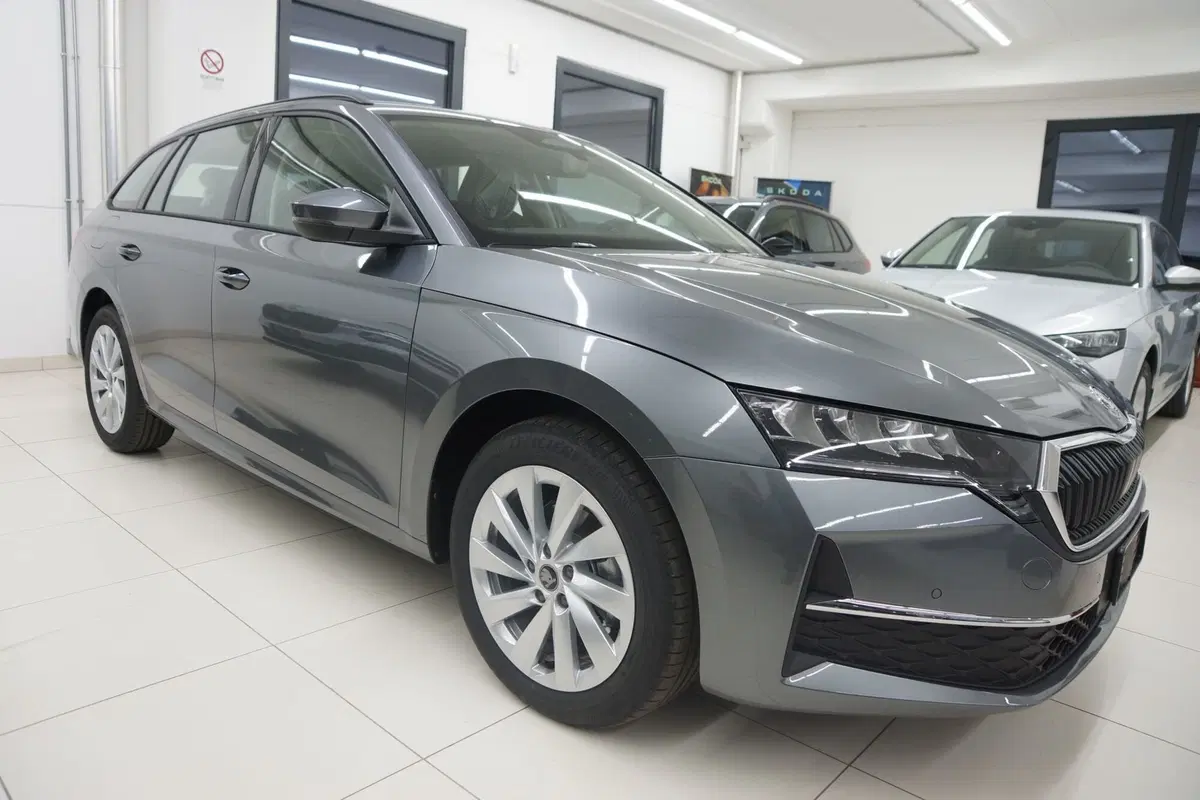 Skoda Octavia Station Wagon nuova a Torino (4)