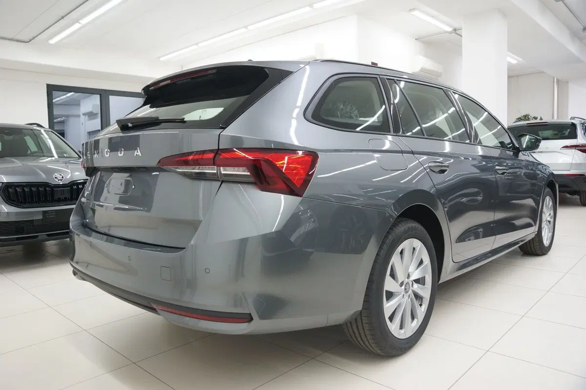 Skoda Octavia Station Wagon nuova a Torino (5)