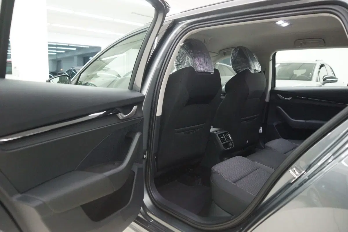 Skoda Octavia Station Wagon nuova a Torino (8)