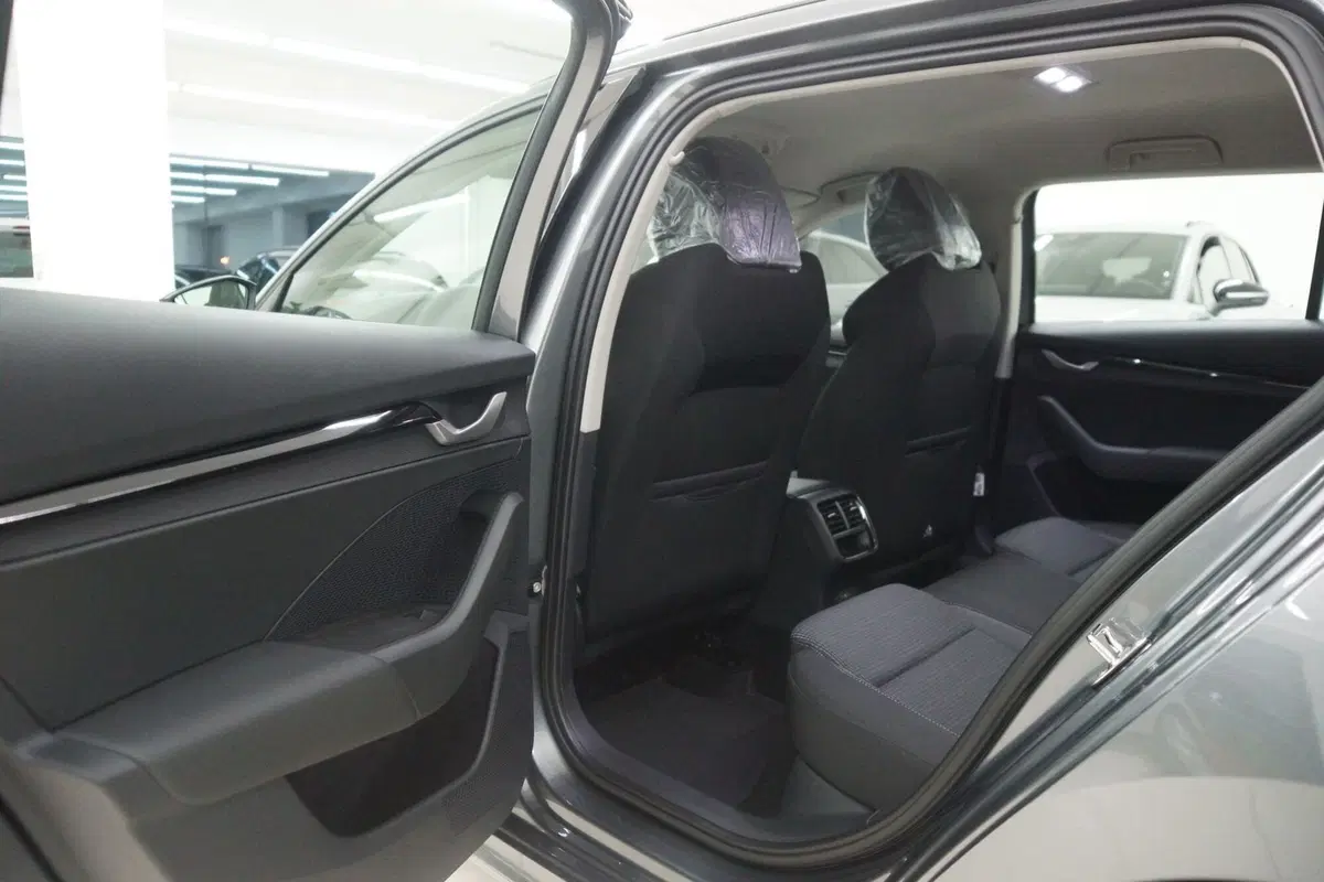 Skoda Octavia Station Wagon nuova a Torino (9)