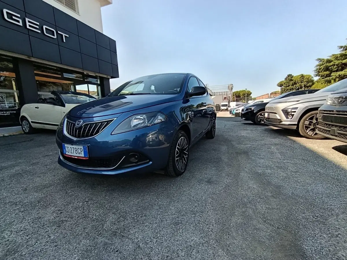 Lancia Ypsilon usata a Massa-Carrara