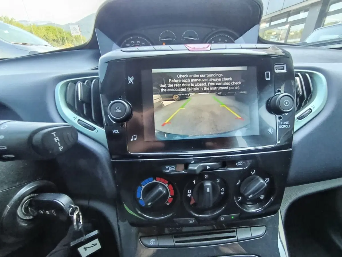 Lancia Ypsilon usata a Massa-Carrara (10)