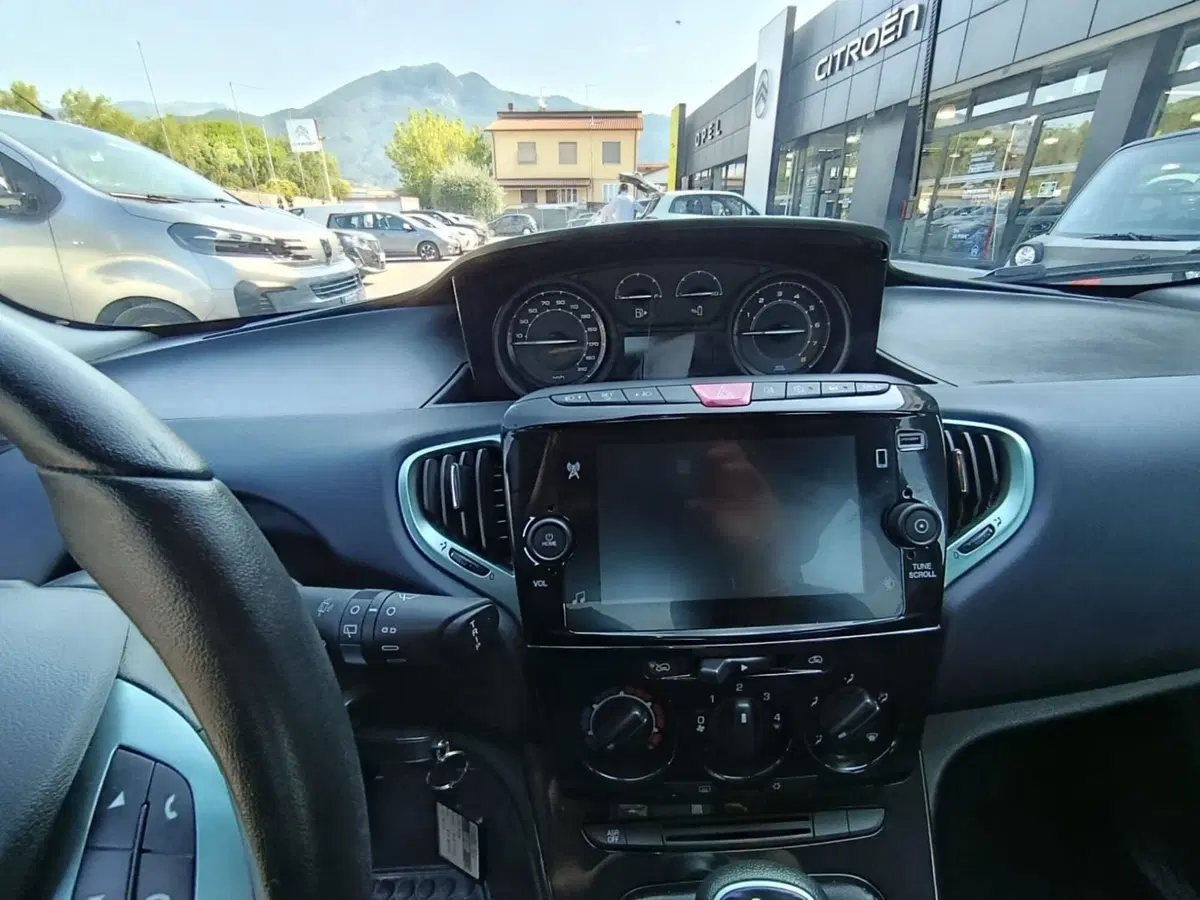 Lancia Ypsilon usata a Massa-Carrara (11)