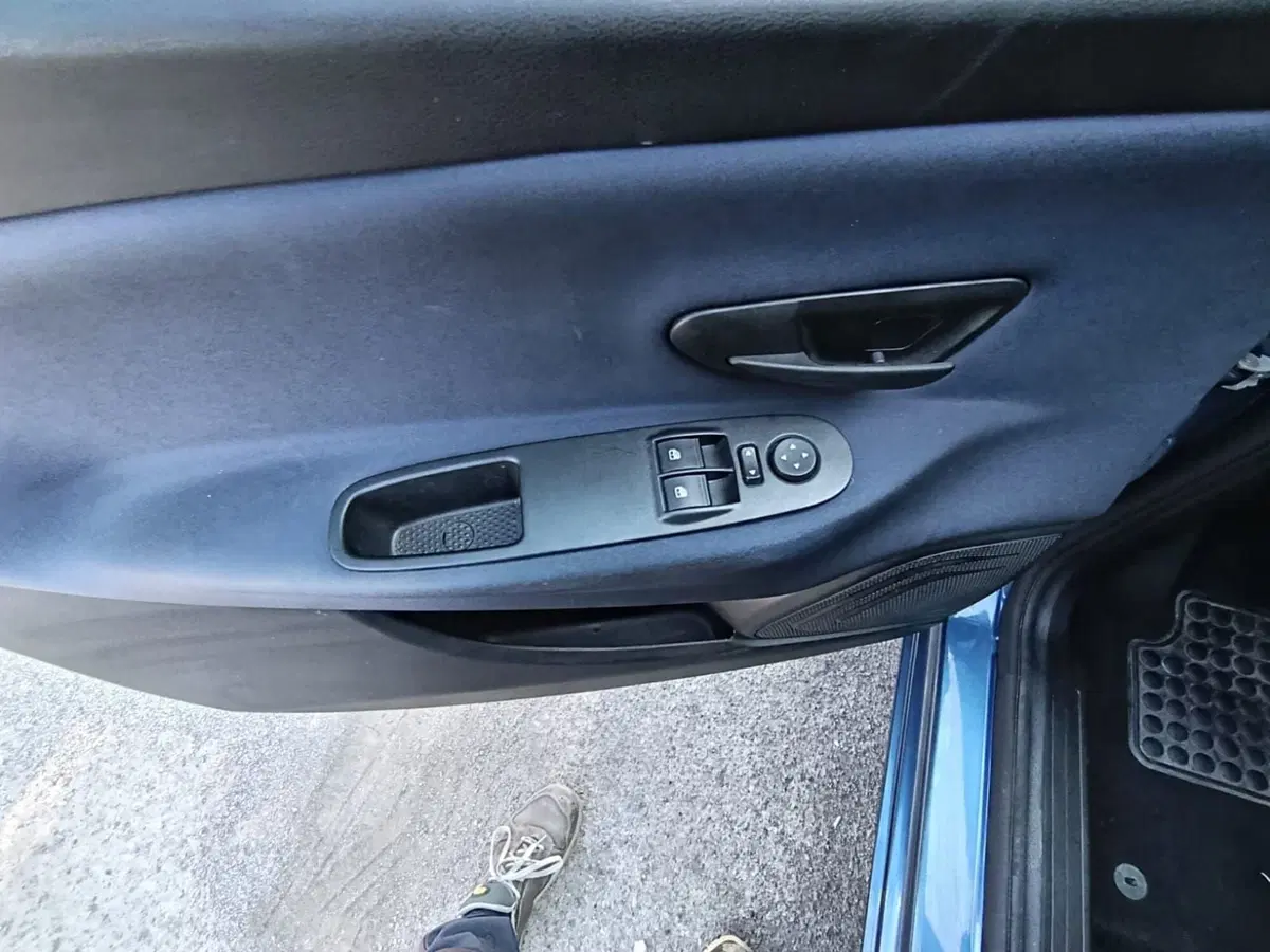 Lancia Ypsilon usata a Massa-Carrara (12)