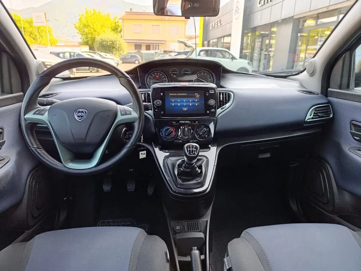 Lancia Ypsilon usata a Massa-Carrara (14)