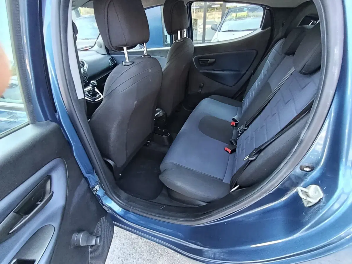 Lancia Ypsilon usata a Massa-Carrara (15)