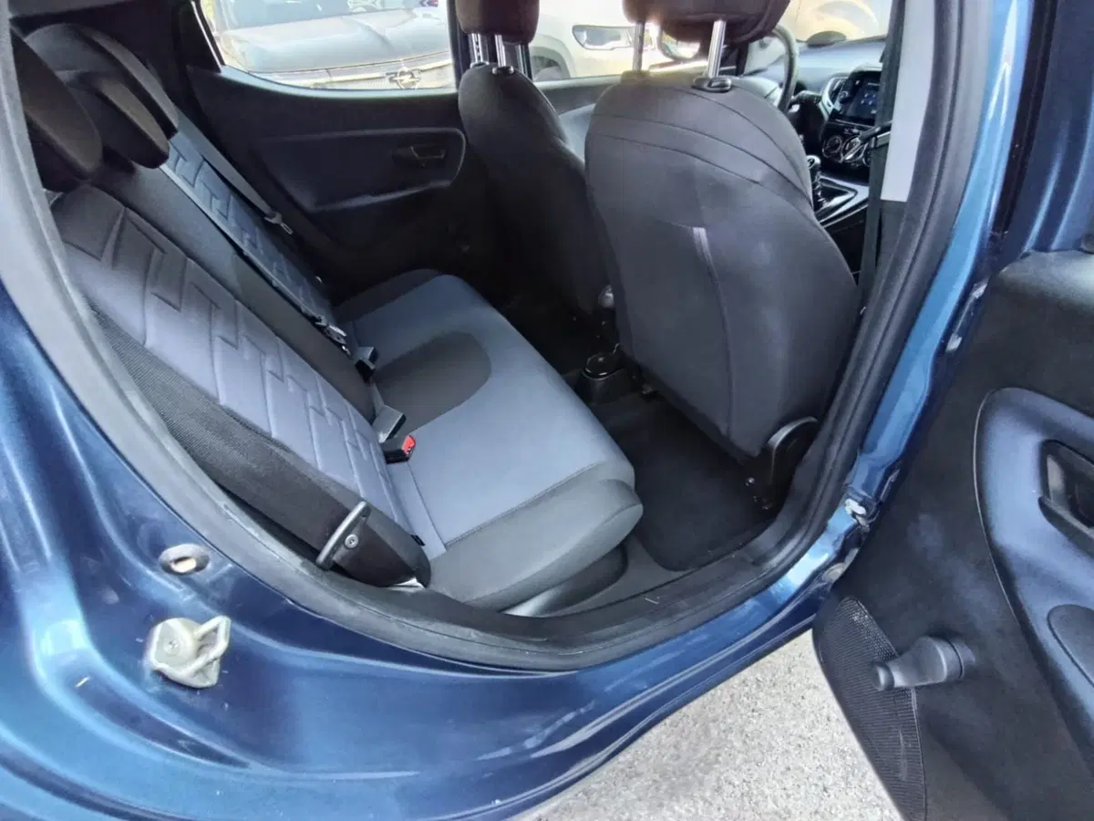 Lancia Ypsilon usata a Massa-Carrara (16)