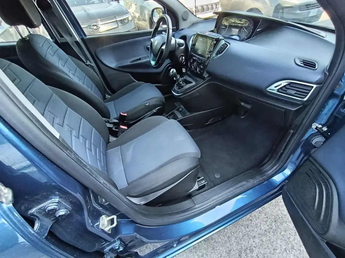 Lancia Ypsilon usata a Massa-Carrara (17)
