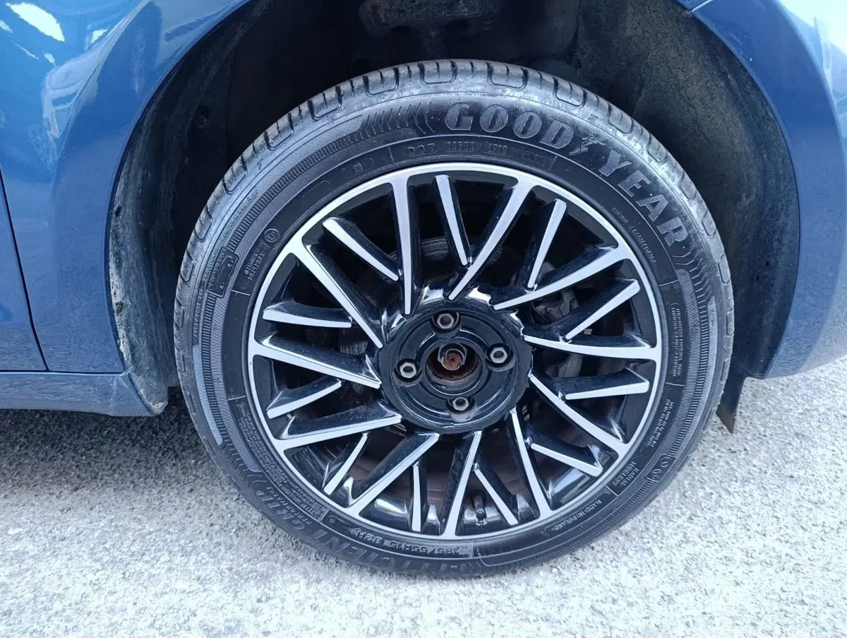 Lancia Ypsilon usata a Massa-Carrara (18)