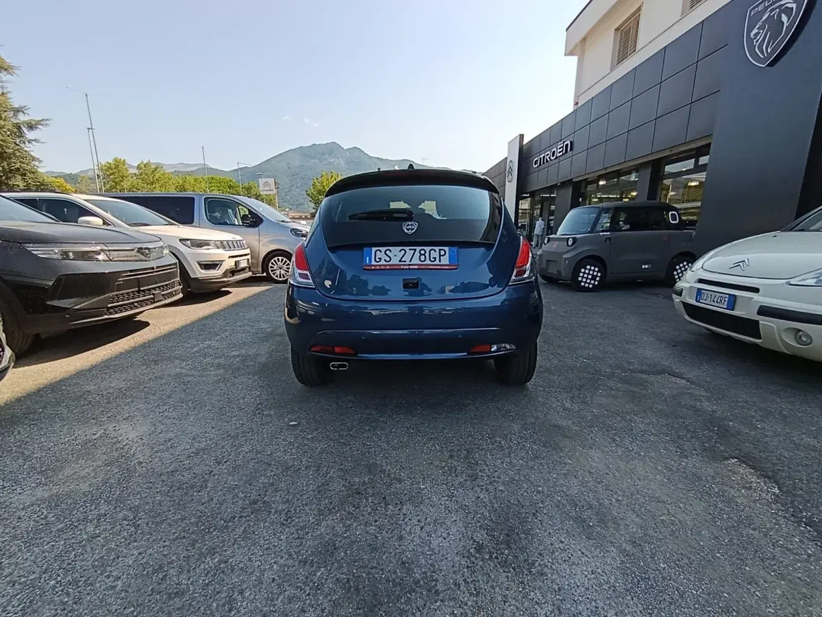 Lancia Ypsilon usata a Massa-Carrara (2)