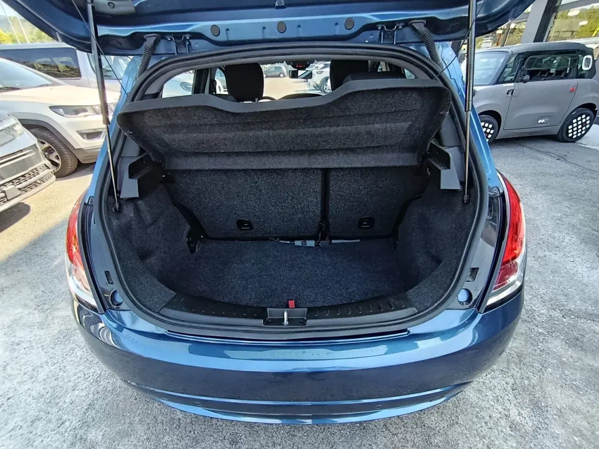 Lancia Ypsilon usata a Massa-Carrara (20)