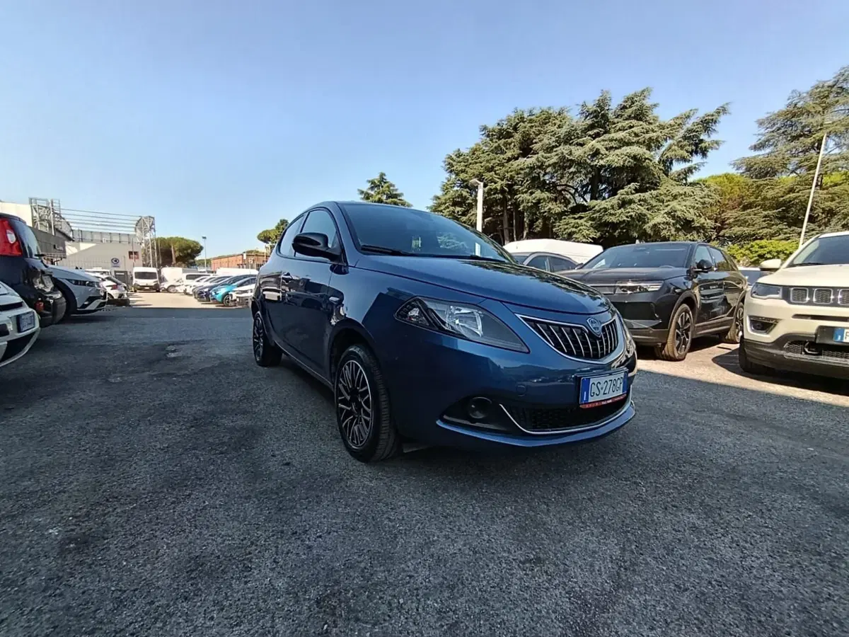 Lancia Ypsilon usata a Massa-Carrara (3)