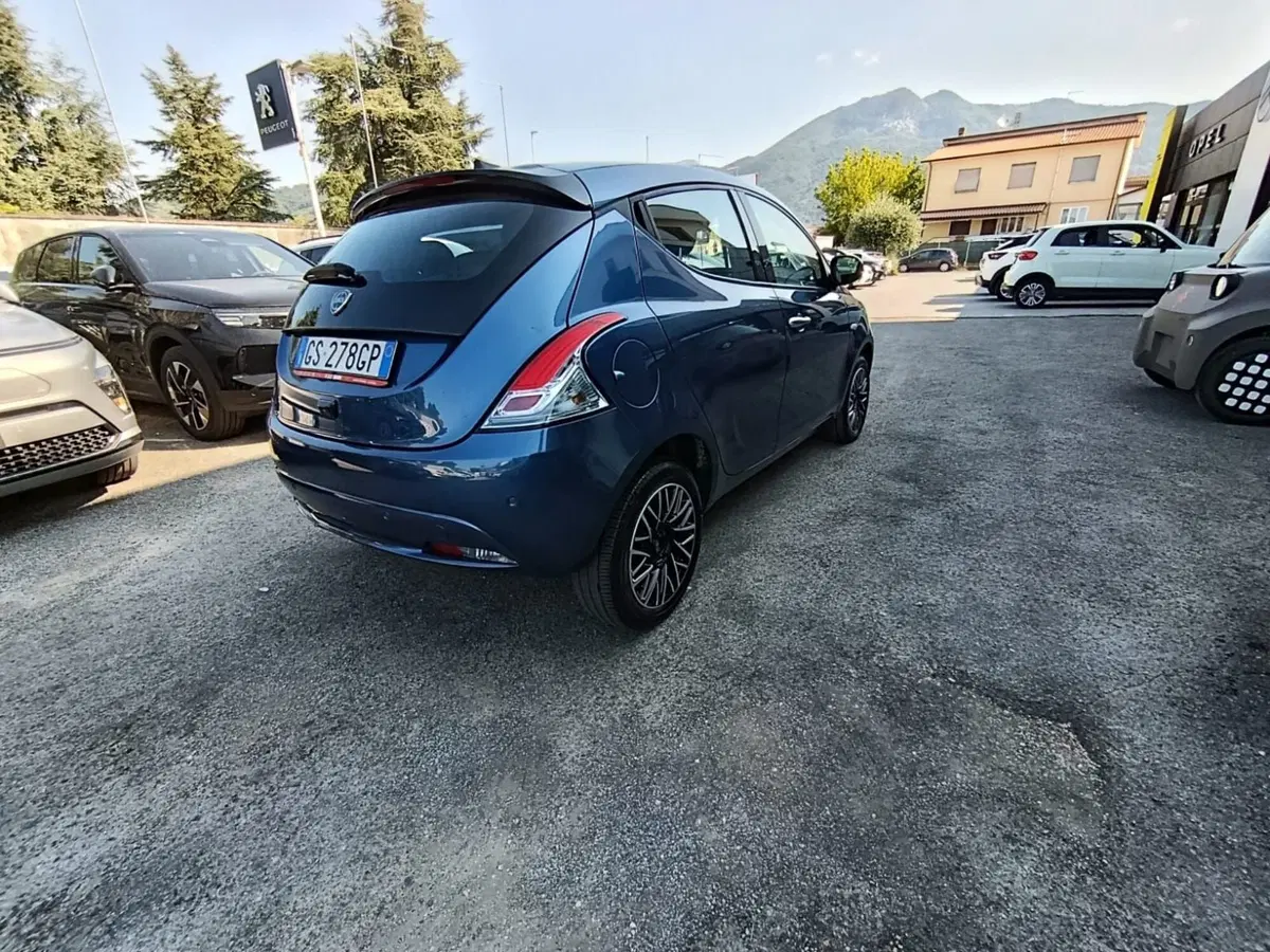 Lancia Ypsilon usata a Massa-Carrara (4)