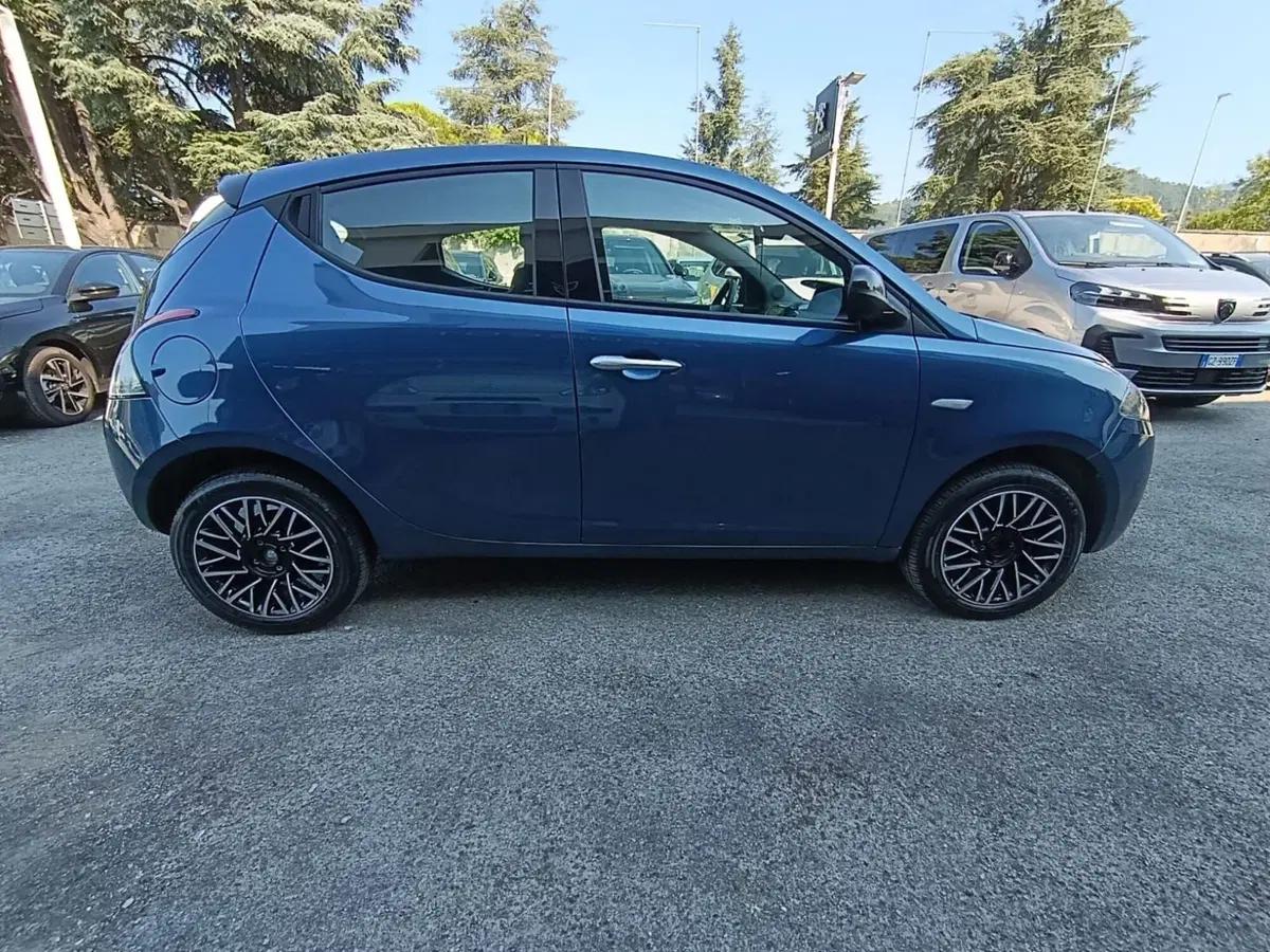 Lancia Ypsilon usata a Massa-Carrara (5)