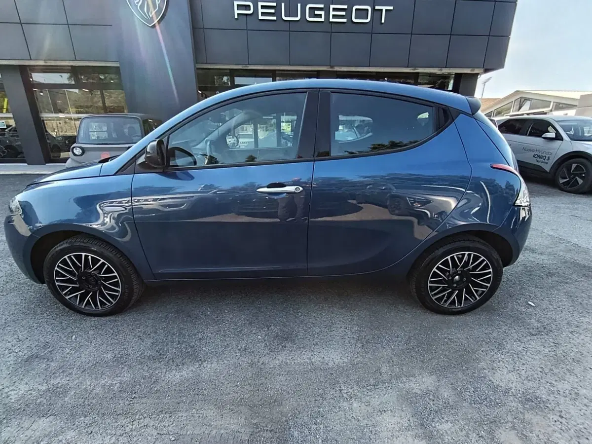 Lancia Ypsilon usata a Massa-Carrara (6)