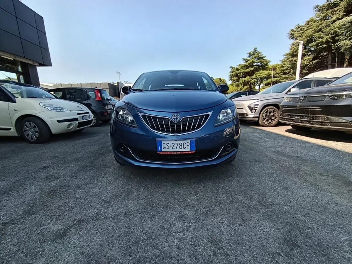 Lancia Ypsilon usata a Massa-Carrara (7)