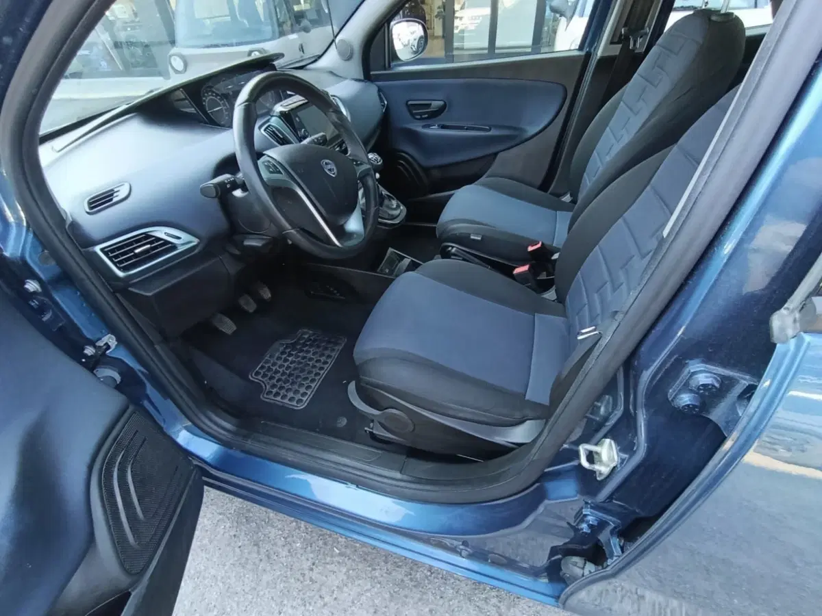 Lancia Ypsilon usata a Massa-Carrara (8)