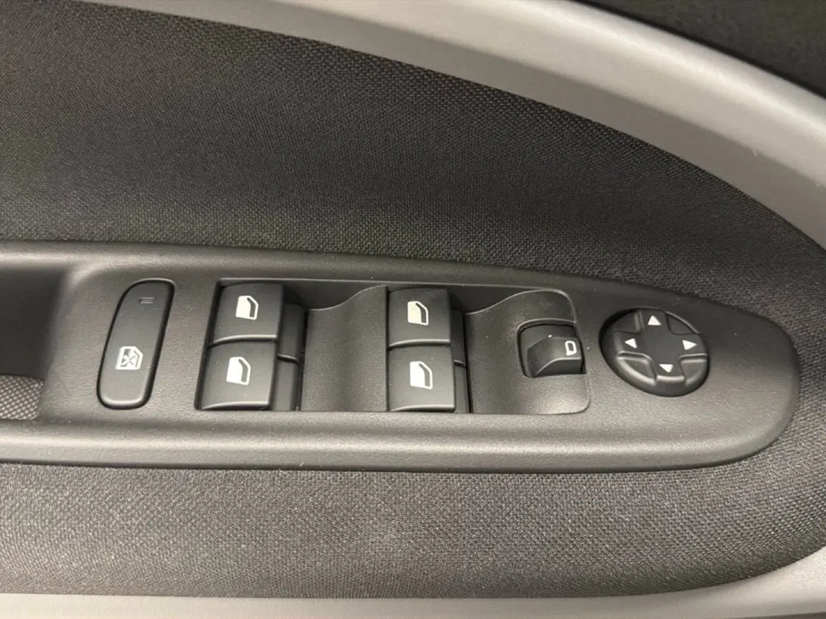 Jeep Avenger nuova a Palermo (7)