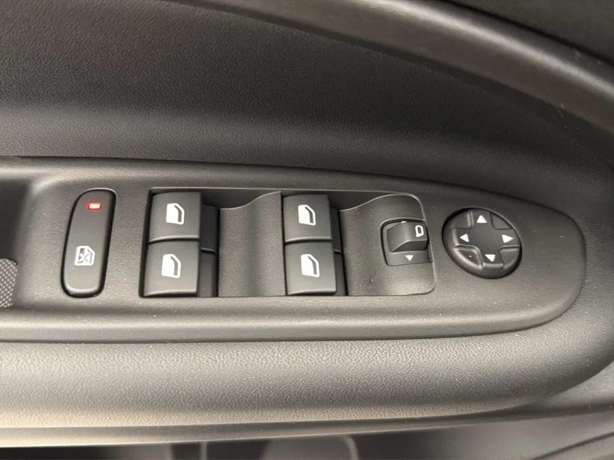 Jeep Avenger nuova a Palermo (7)