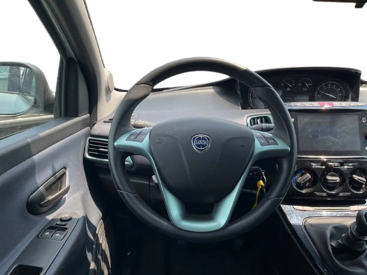 Lancia Ypsilon usata a Torino (11)